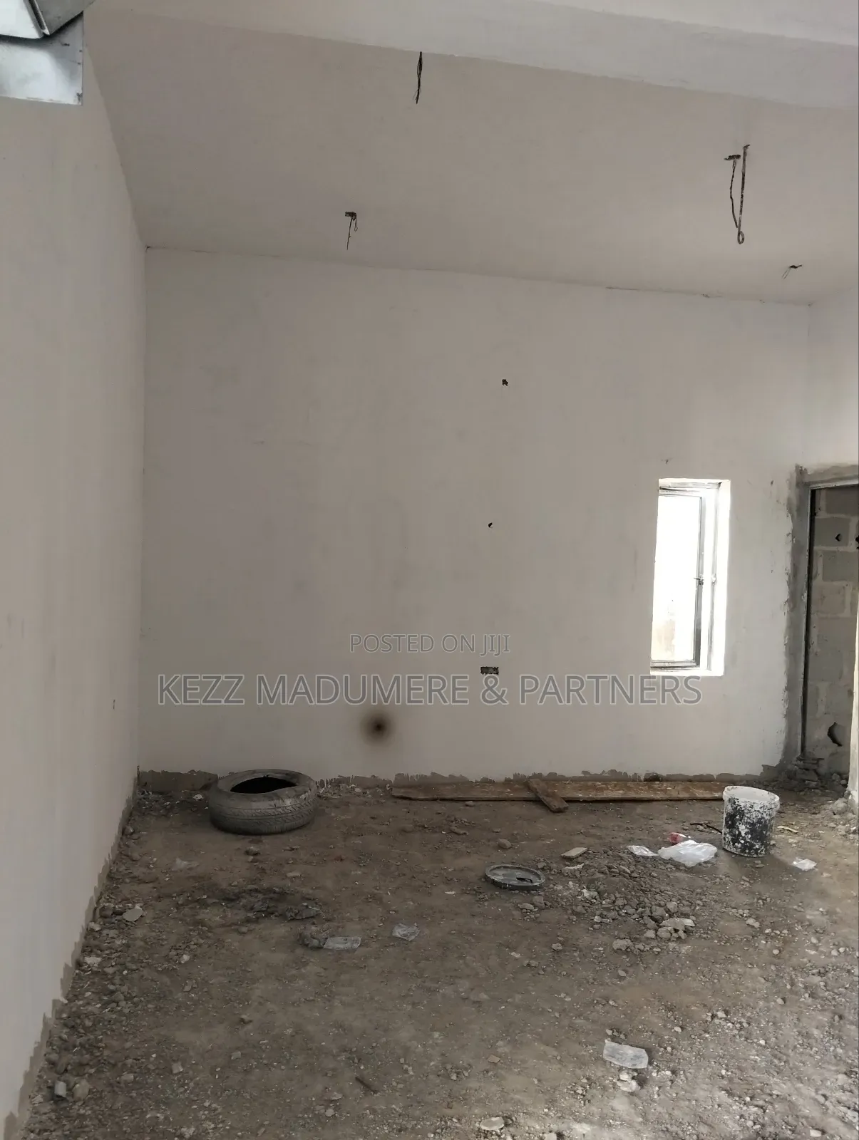 To Let : A Sizeable Single Shop on Sars Road, Port Harcourt in Port-Harcourt