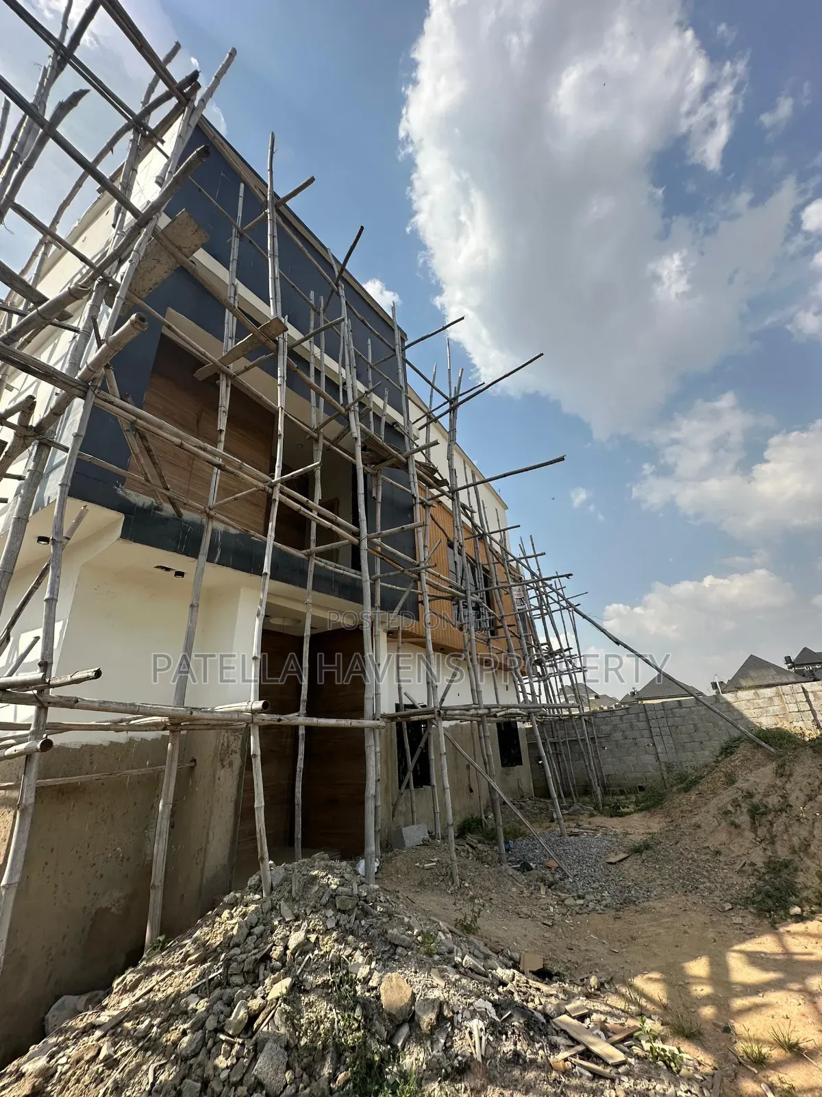 3bdrm Duplex in T Pumpy Estate, Lugbe District for sale in Lugbe District