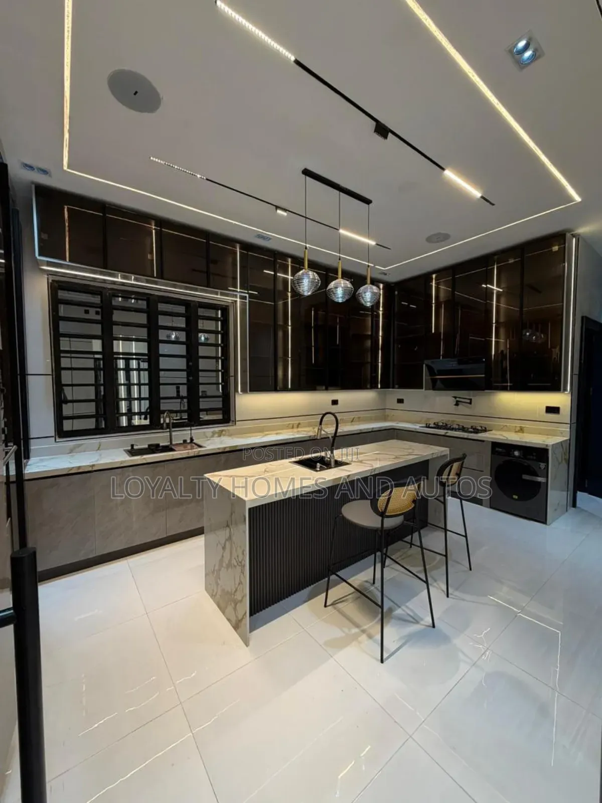 Furnished 5bdrm Duplex in Chevron for sale in Chevron