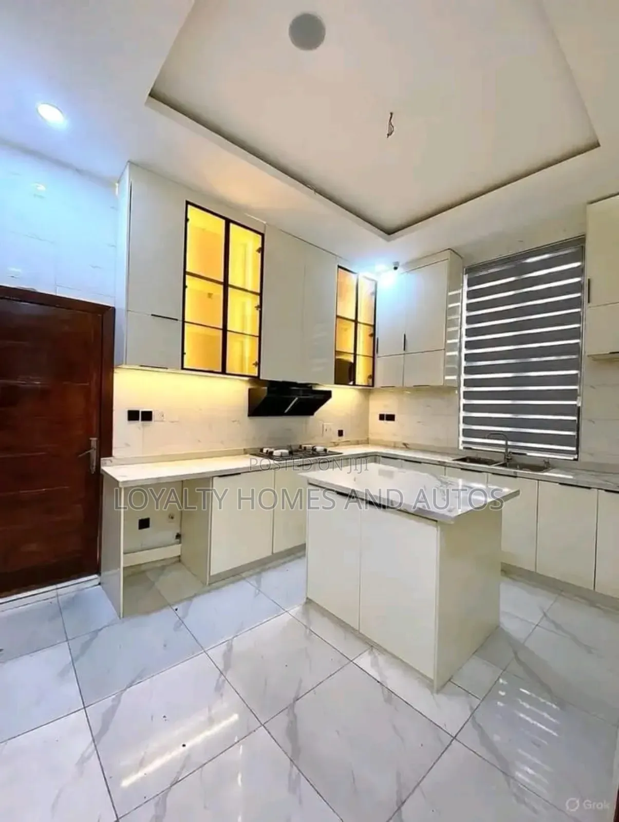 Furnished 5bdrm Duplex in Chevron for sale in Chevron