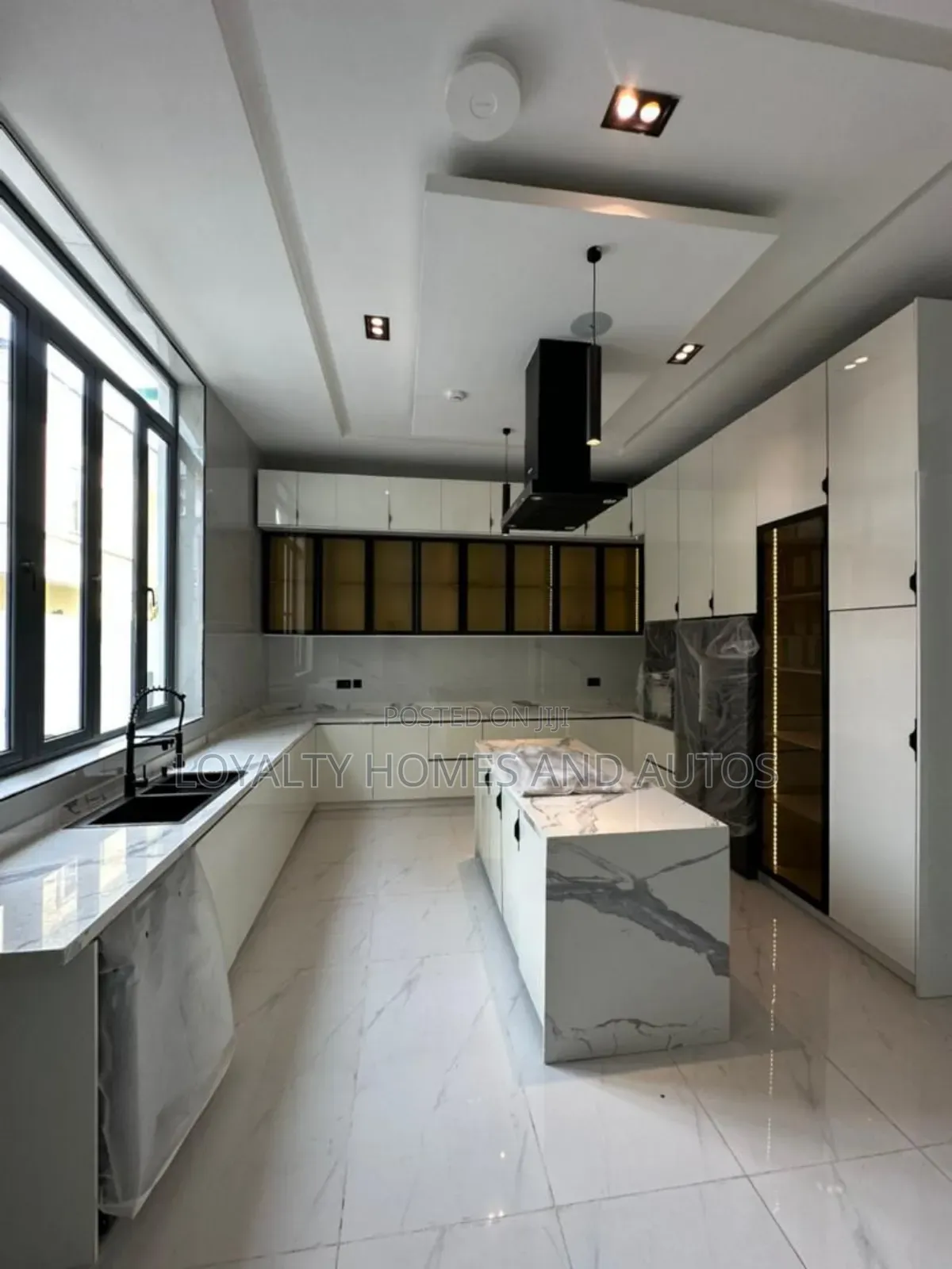 Furnished 5bdrm Duplex in Chevron for sale in Chevron