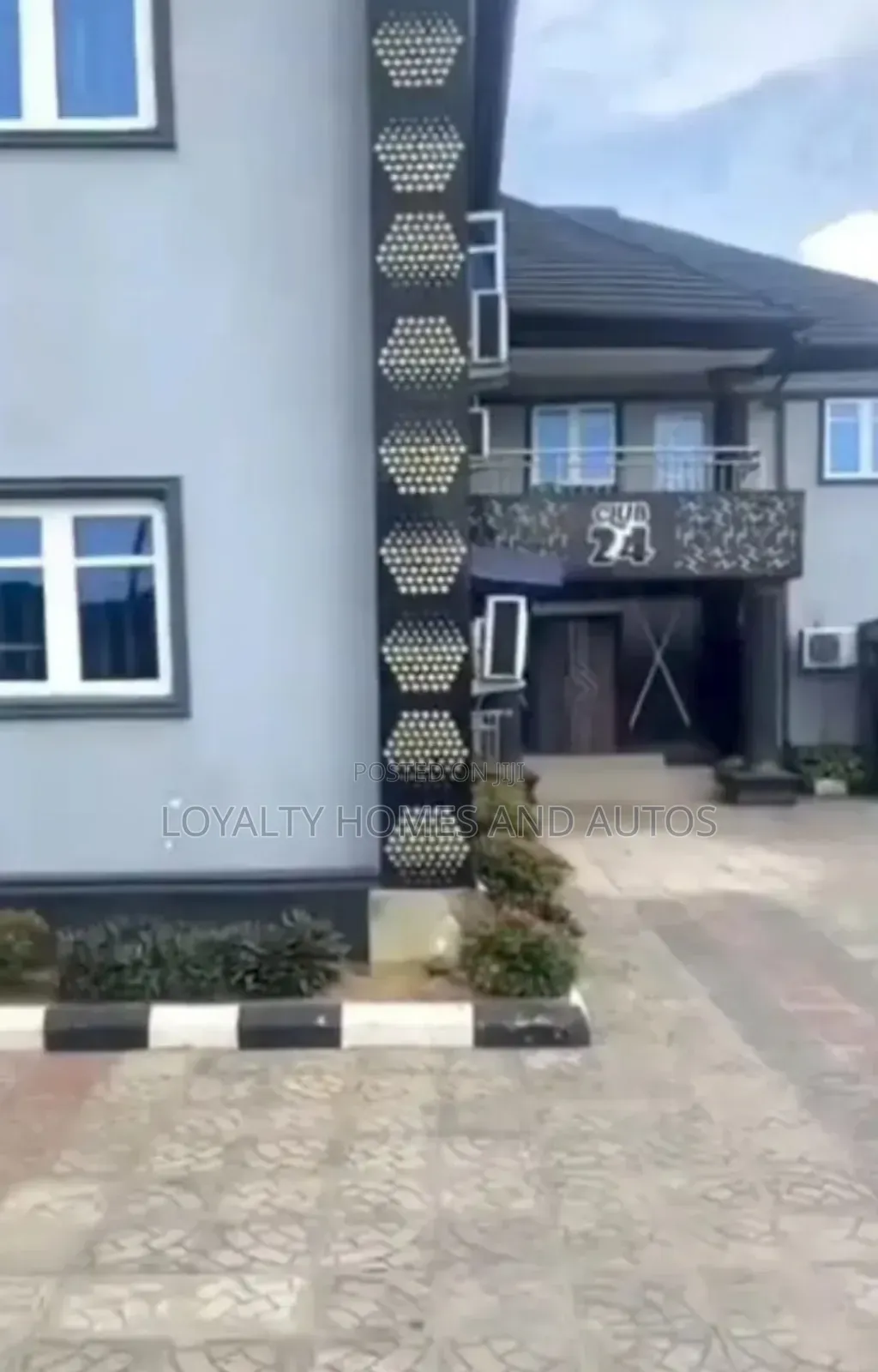20 Rooms Functioning Hotel For Sale in Ajao Estate