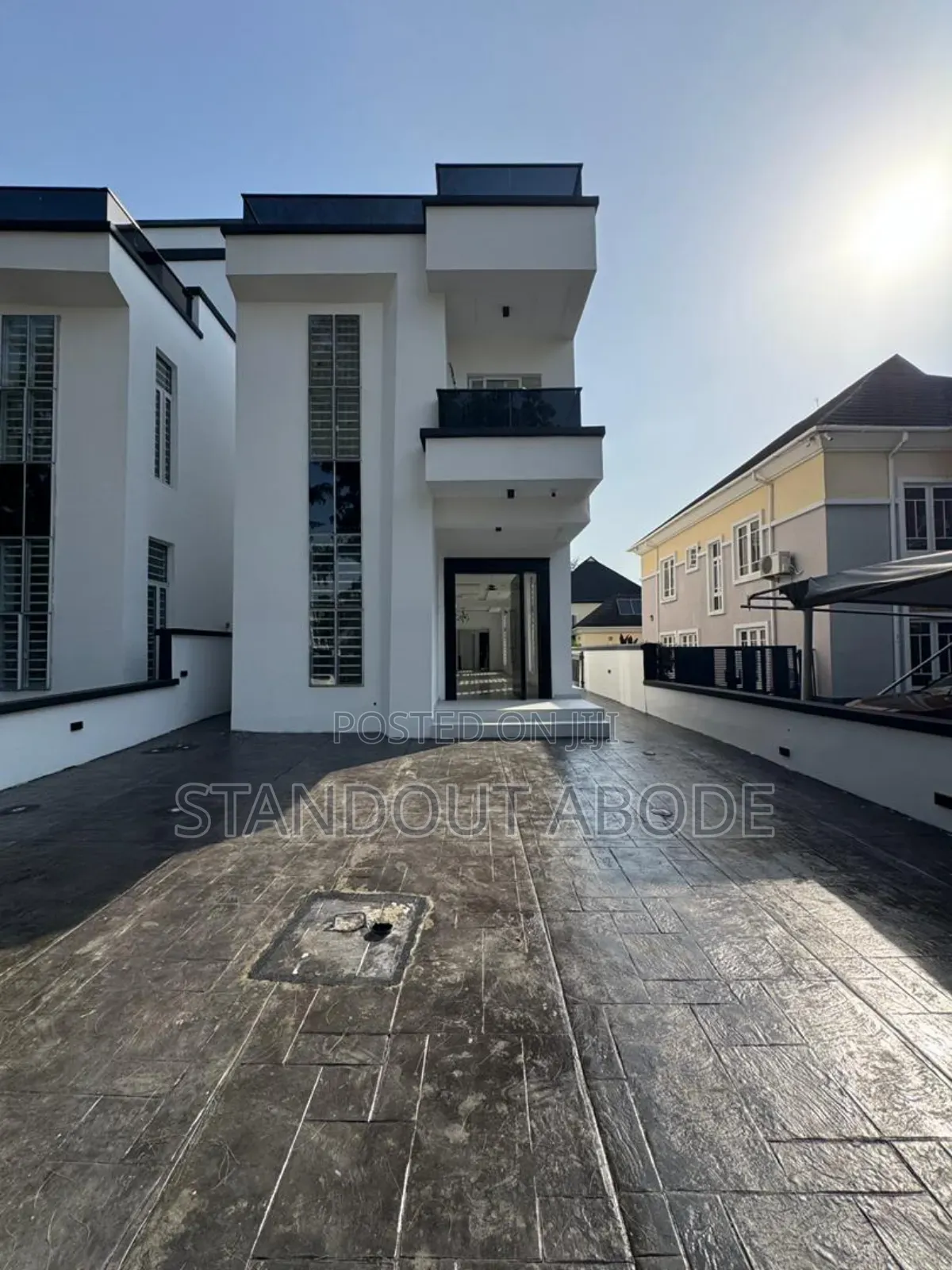 5bdrm Duplex in In A Secure, Off Lekki-Epe Expressway for sale in Off Lekki-Epe Expressway