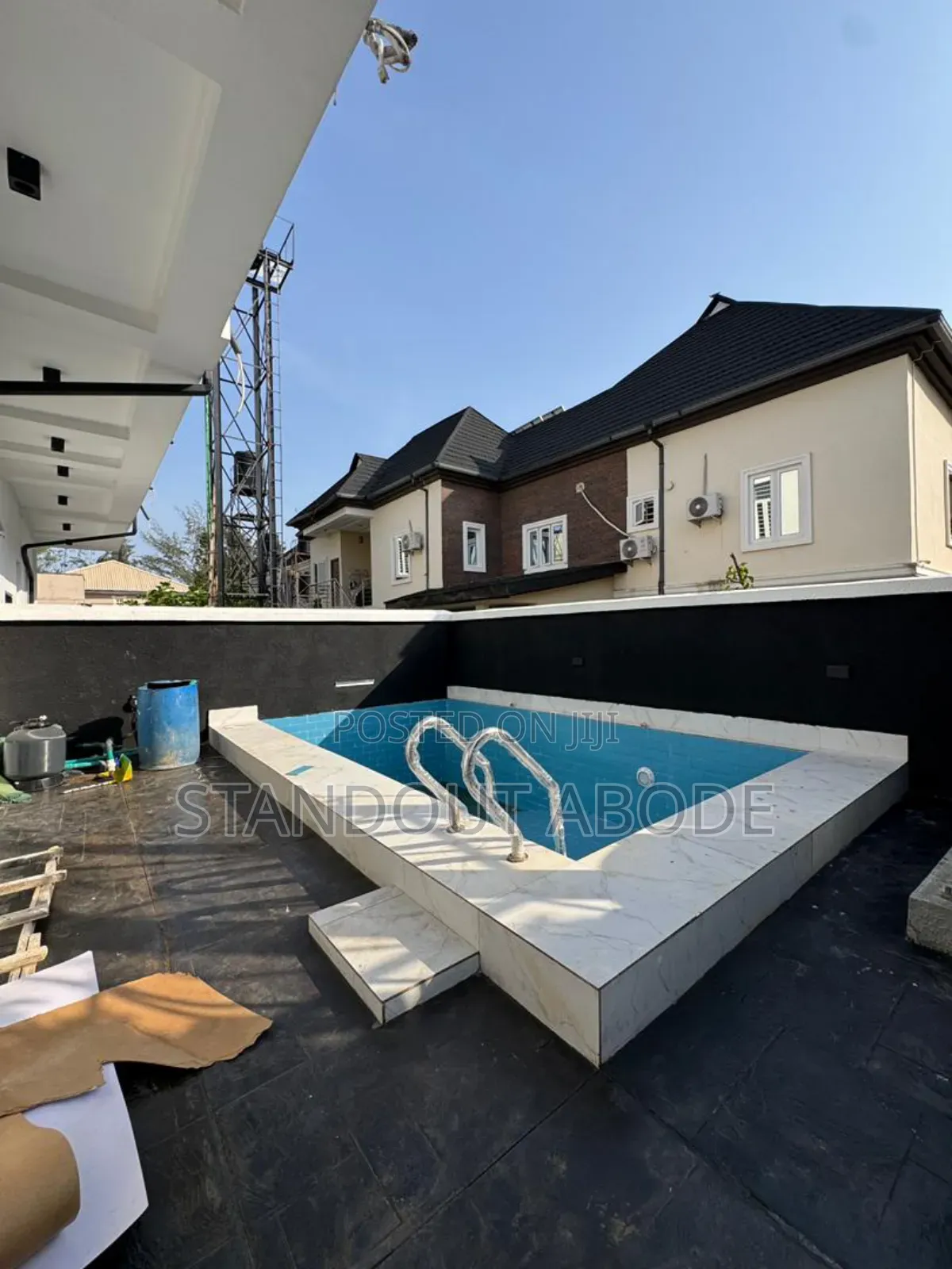 5bdrm Duplex in In A Secure, Off Lekki-Epe Expressway for sale in Off Lekki-Epe Expressway