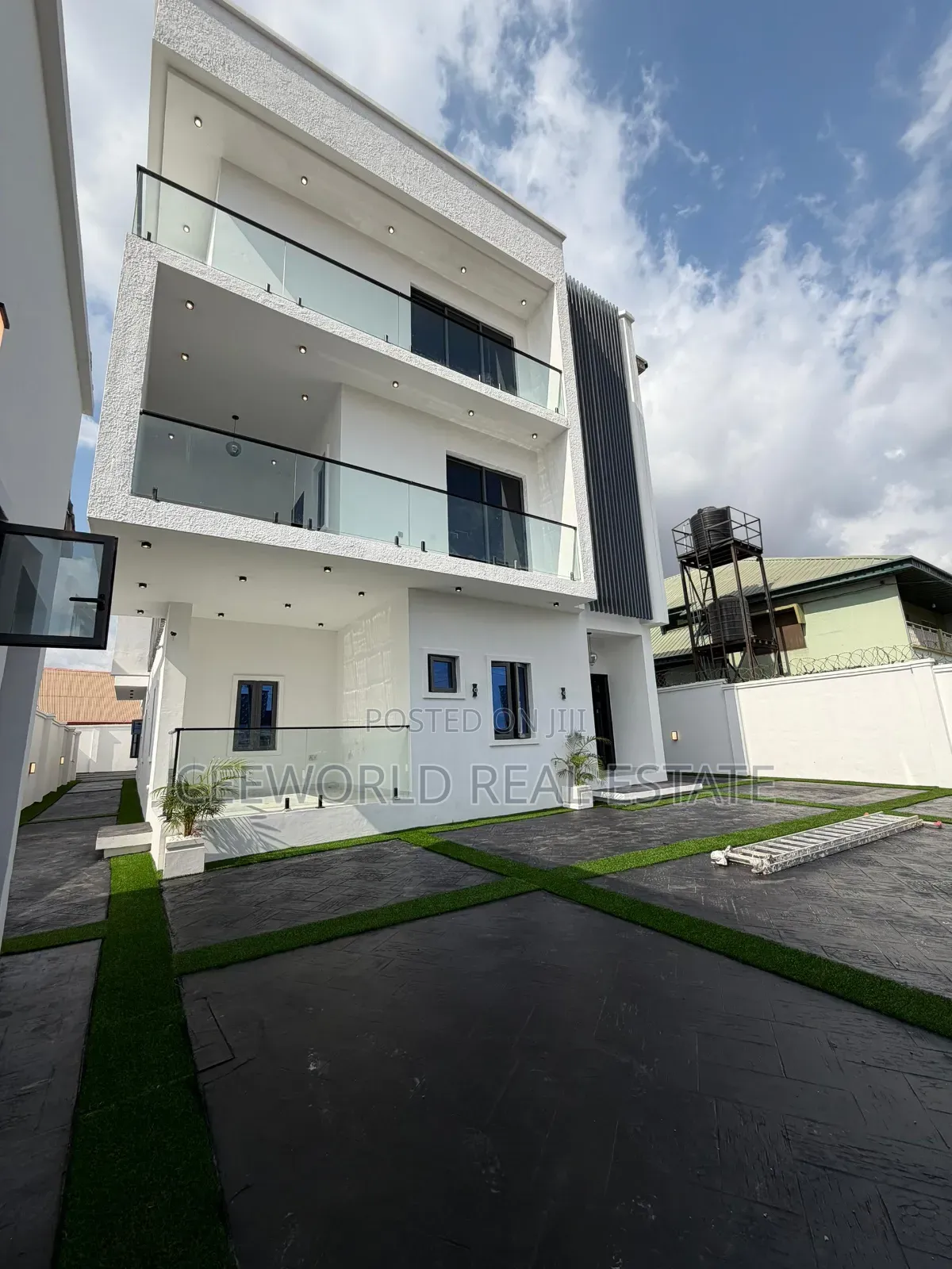 5bdrm Duplex in Yemoja Street for sale in Oluyole