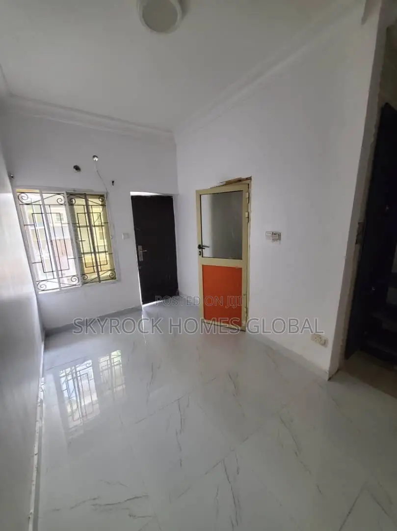 Mini Flat in Paradise Estate, Chevron for rent in Chevron