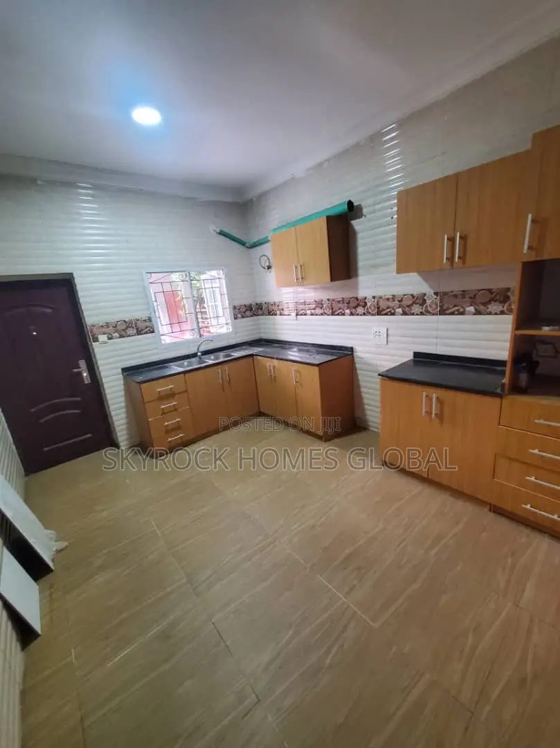 Mini Flat in Paradise Estate, Chevron for rent in Chevron