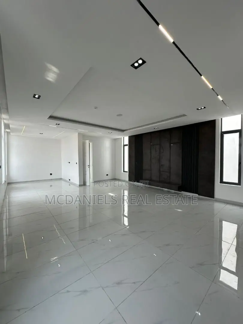 Furnished 5bdrm Duplex in Chevron for sale in Chevron