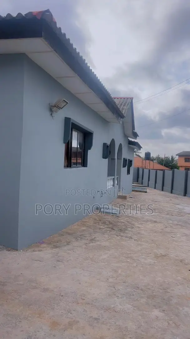 5bdrm Bungalow in Ashipa, Akala Express for sale in Akala Express