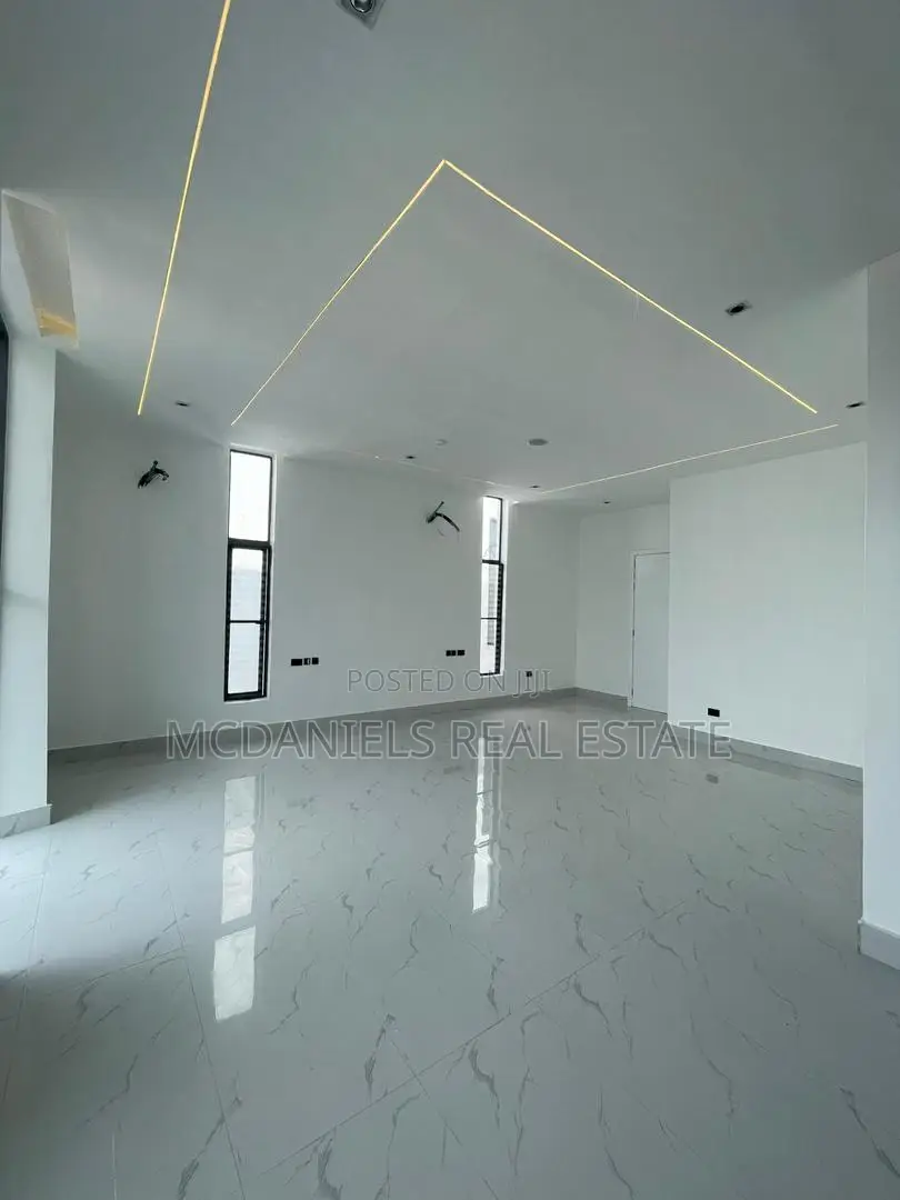 Furnished 5bdrm Duplex in Ikota for sale in Ikota
