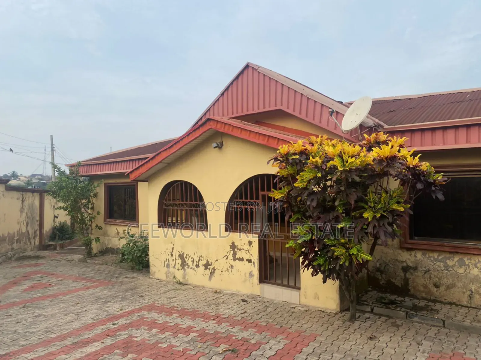 6bdrm Bungalow in Ilupeju Estate, Akala Express for sale in Akala Express