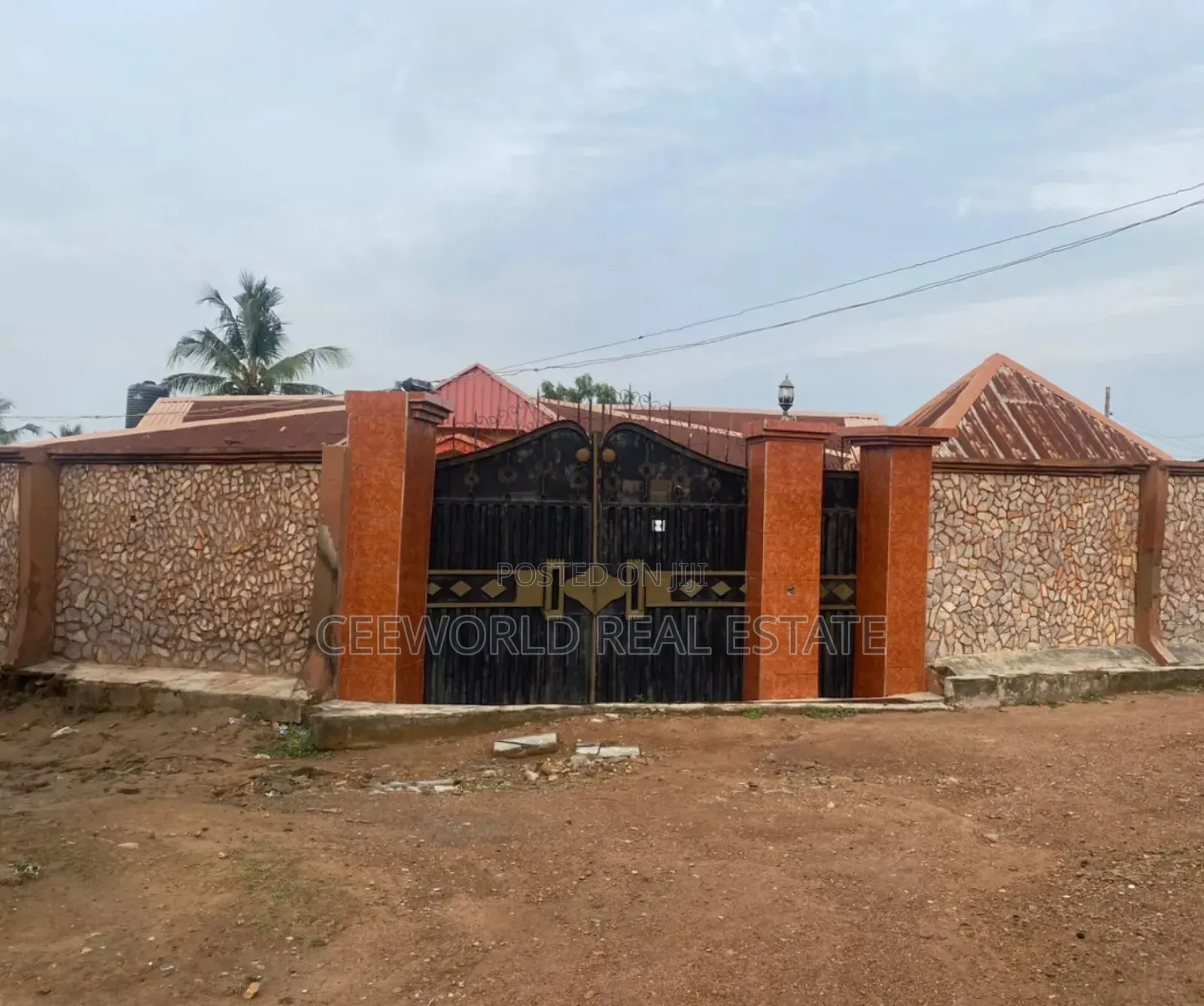 6bdrm Bungalow in Ilupeju Estate, Akala Express for sale in Akala Express