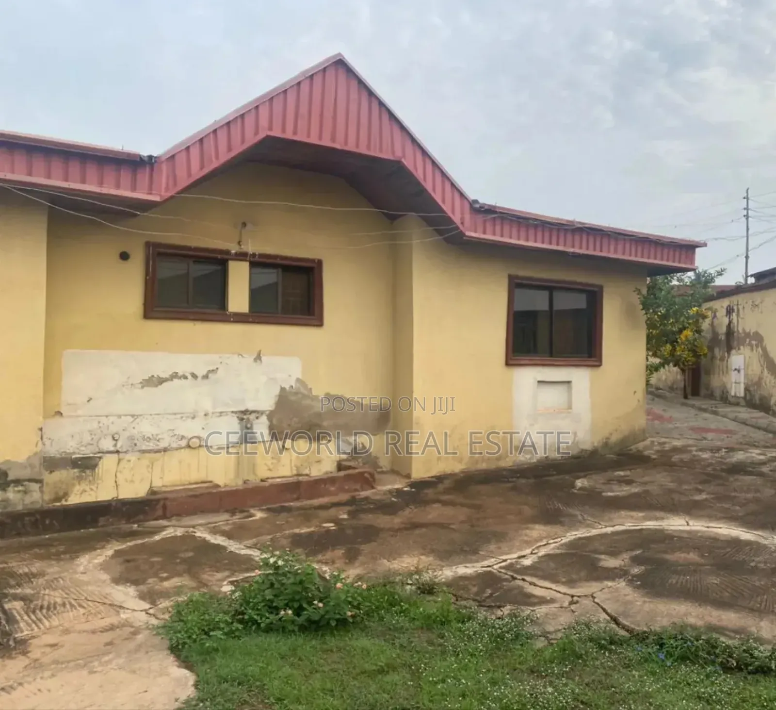 6bdrm Bungalow in Ilupeju Estate, Akala Express for sale in Akala Express