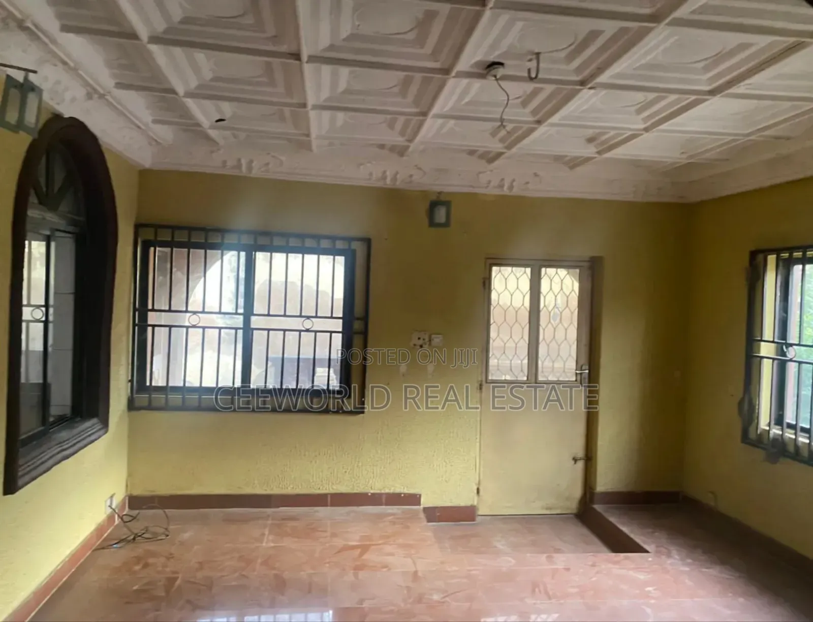 6bdrm Bungalow in Ilupeju Estate, Akala Express for sale in Akala Express