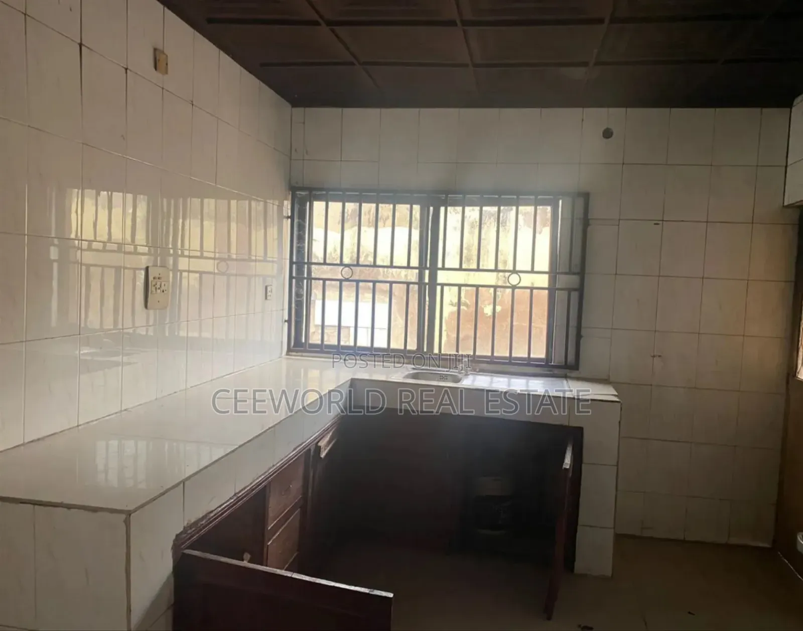 6bdrm Bungalow in Ilupeju Estate, Akala Express for sale in Akala Express