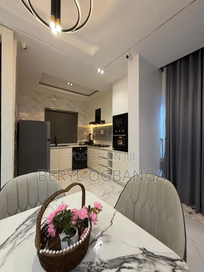 Furnished 5bdrm Apartment in Chevron for sale in Chevron