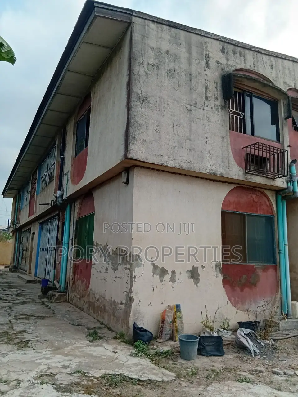 An Acre of Land With a 4 Flat Building With a Bq for Sale in Soka