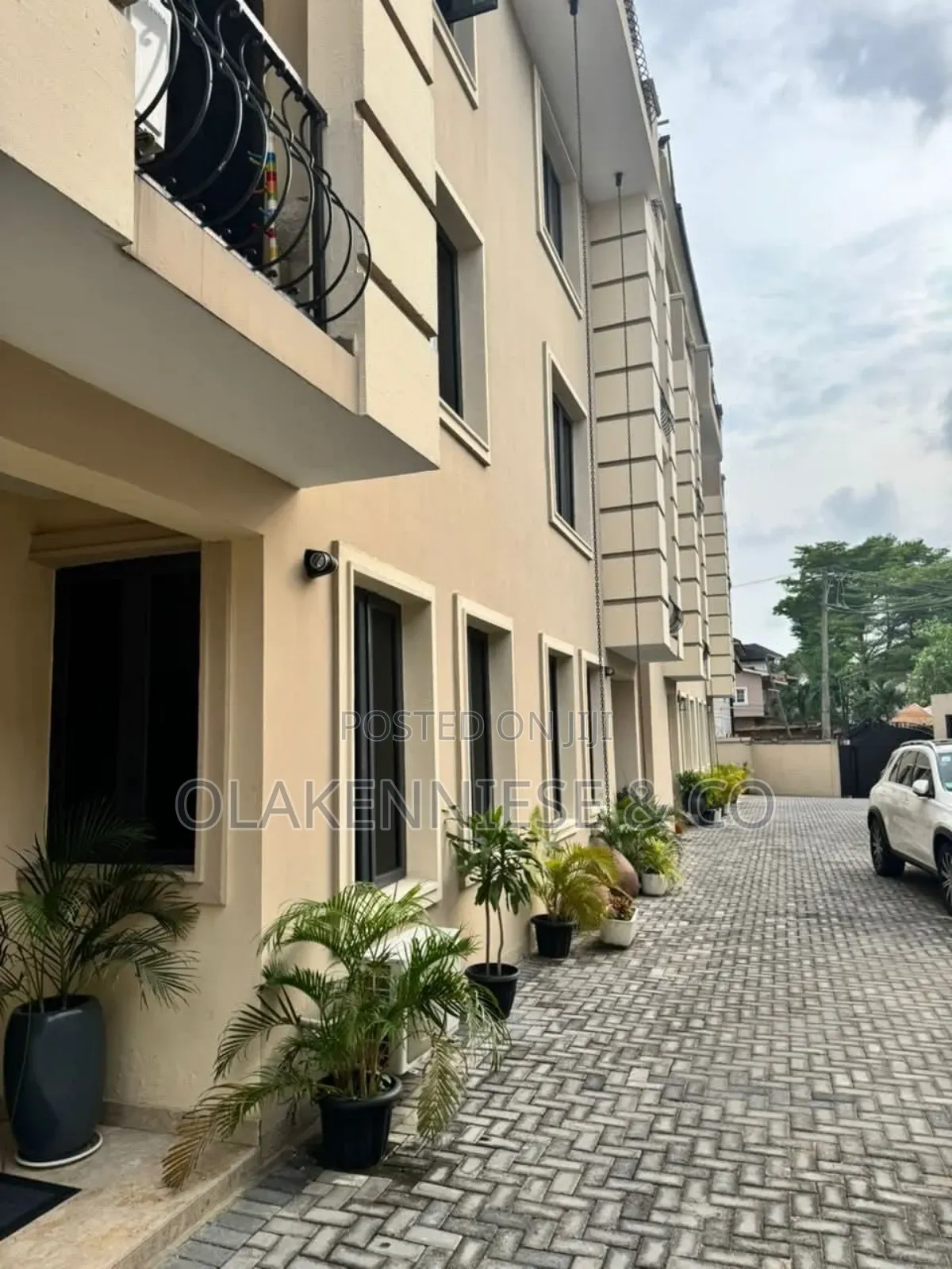 Furnished 4bdrm Duplex in Parkview for sale in Parkview Estate
