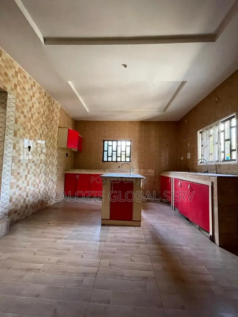 5bdrm Duplex in Off Sars Road, Port for sale in Port-Harcourt