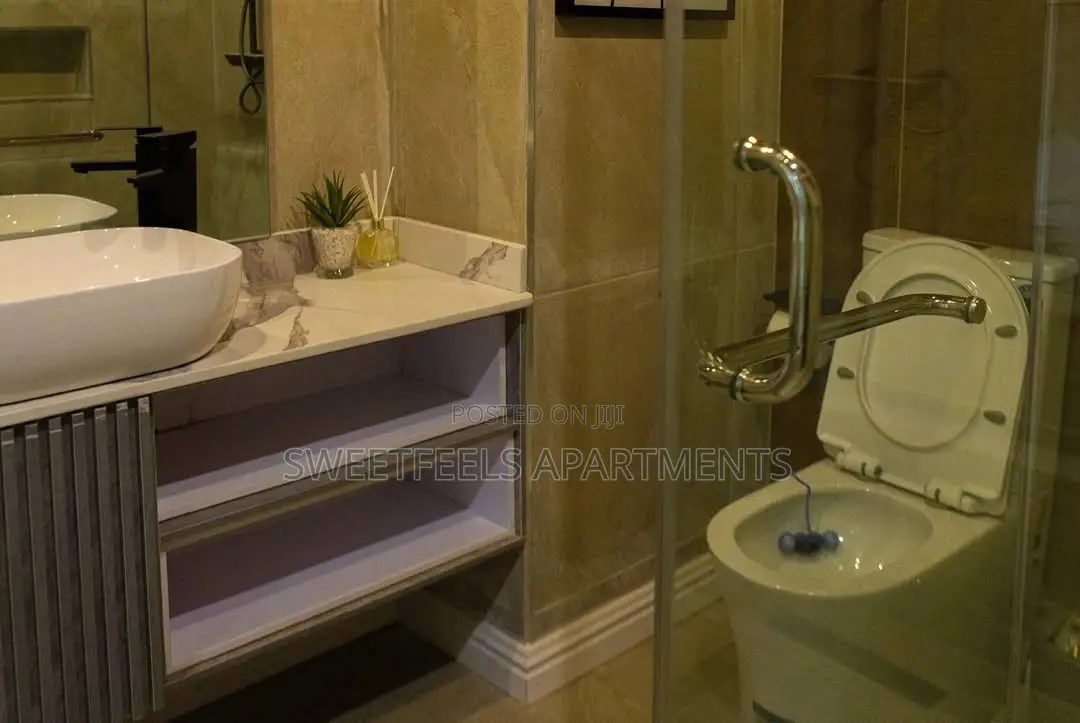 Beautiful 2 Bedroom With a Waterfront View, Cinema and Bathtub in Lekki Phase 1