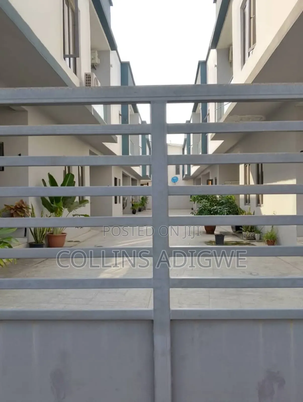 4bdrm Duplex in Orchid Road, Chevron for sale in Chevron