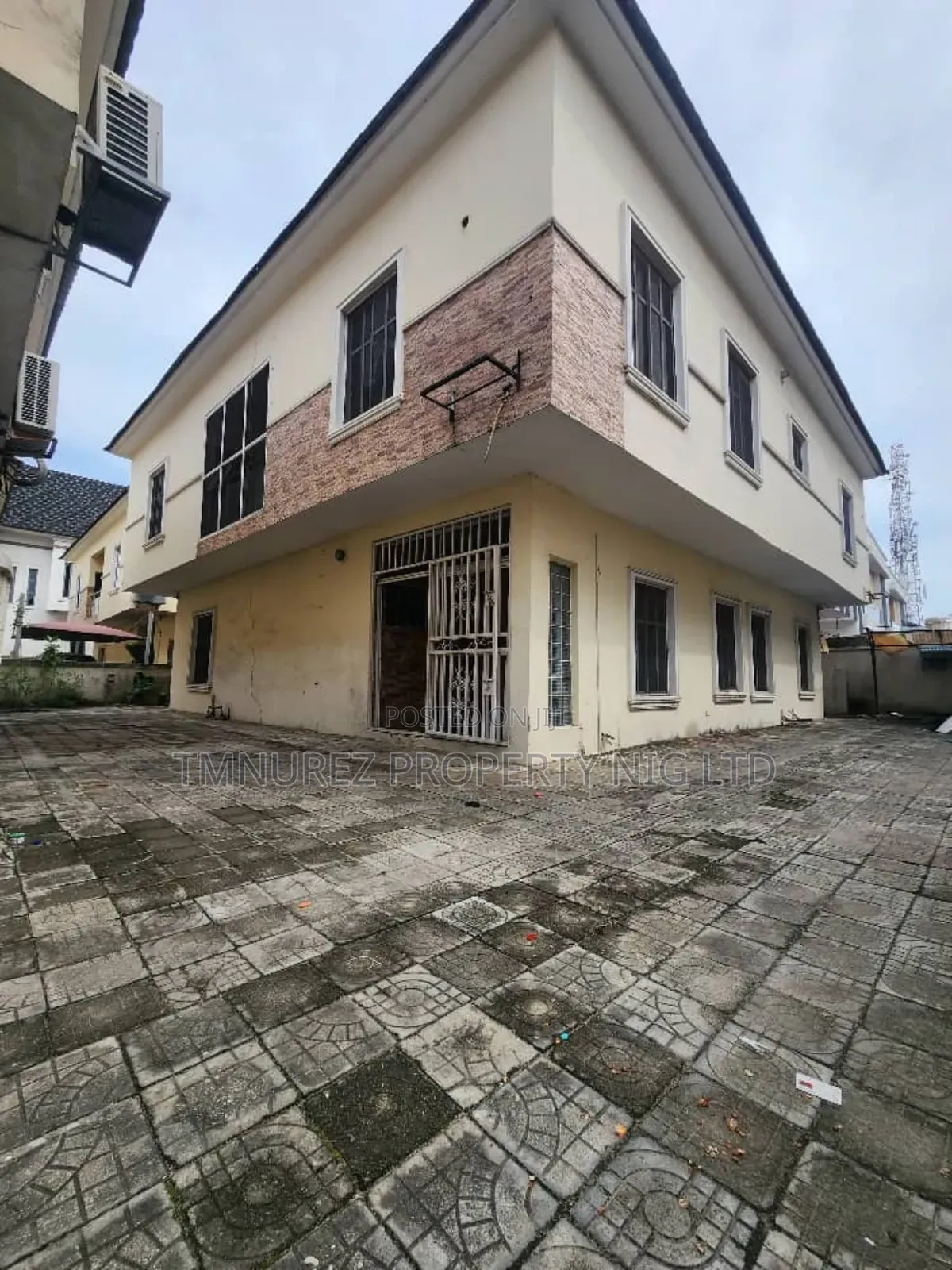 5bdrm Duplex in Chevron for rent in Chevron
