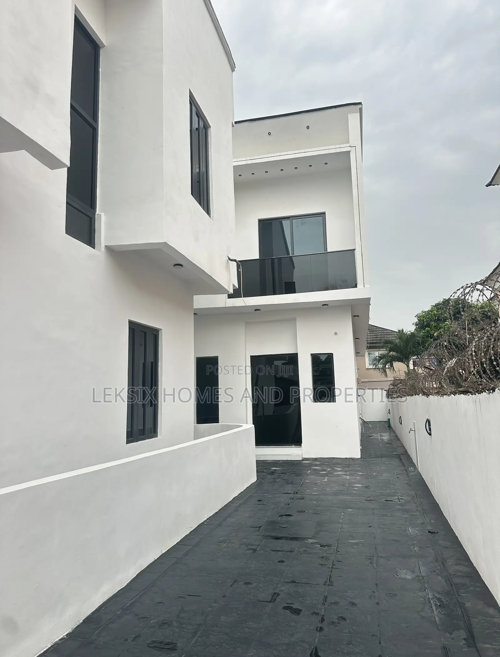 4bdrm Duplex in A Well Secured Call, Off Lekki-Epe Expressway for sale in Off Lekki-Epe Expressway