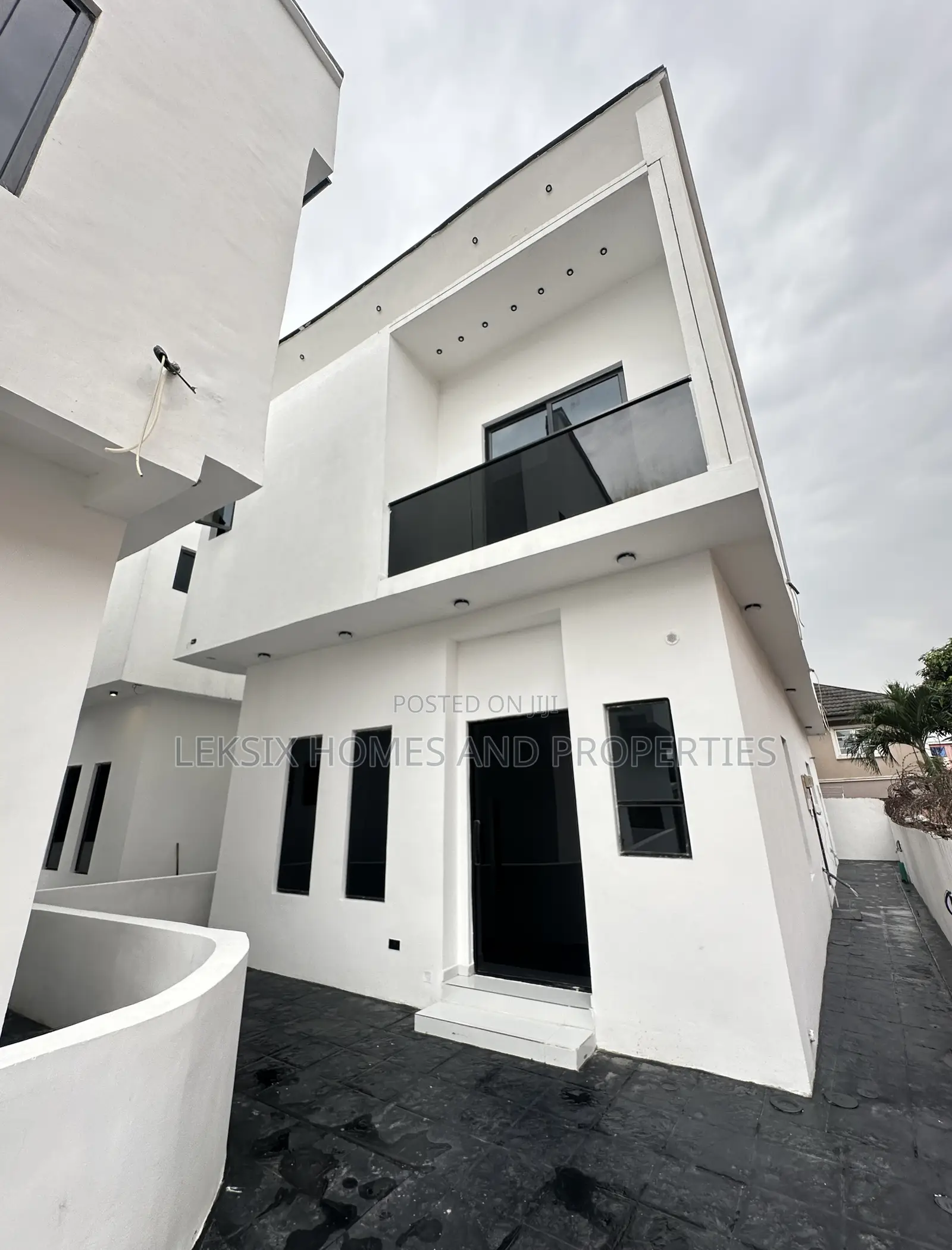 4bdrm Duplex in A Well Secured Call, Off Lekki-Epe Expressway for sale in Off Lekki-Epe Expressway