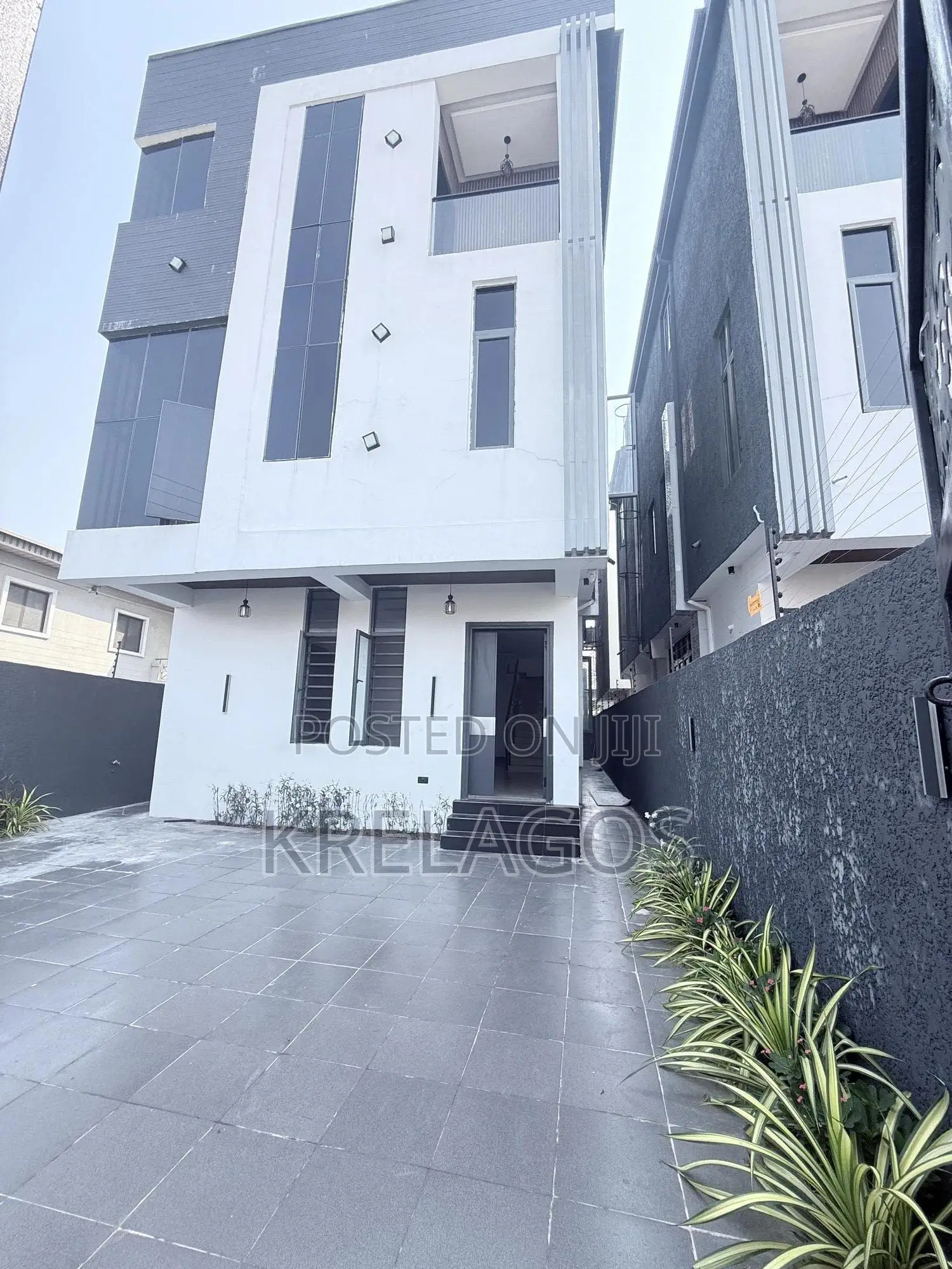 5bdrm Duplex in Lekki for sale in Lekki Phase 1