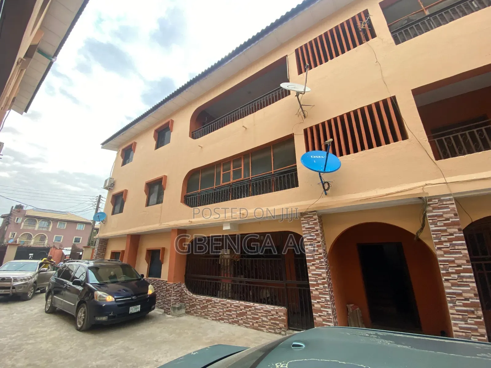 3bdrm Block of Flats in Okota for sale in Okota