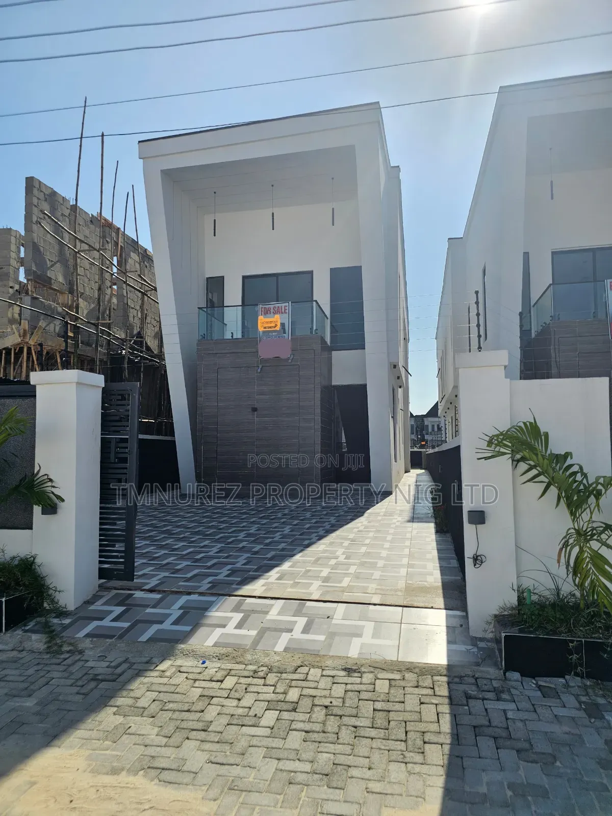 4bdrm Duplex in Orchild Road, Chevron for sale in Chevron