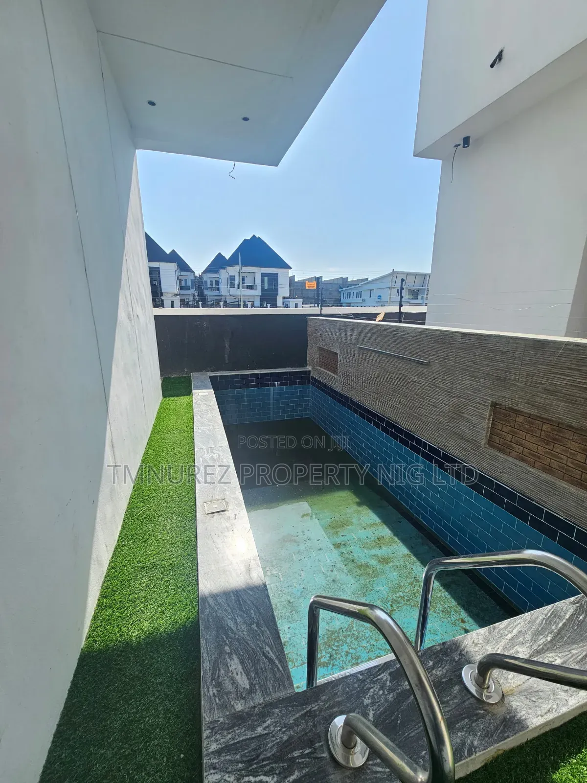 4bdrm Duplex in Orchild Road, Chevron for sale in Chevron