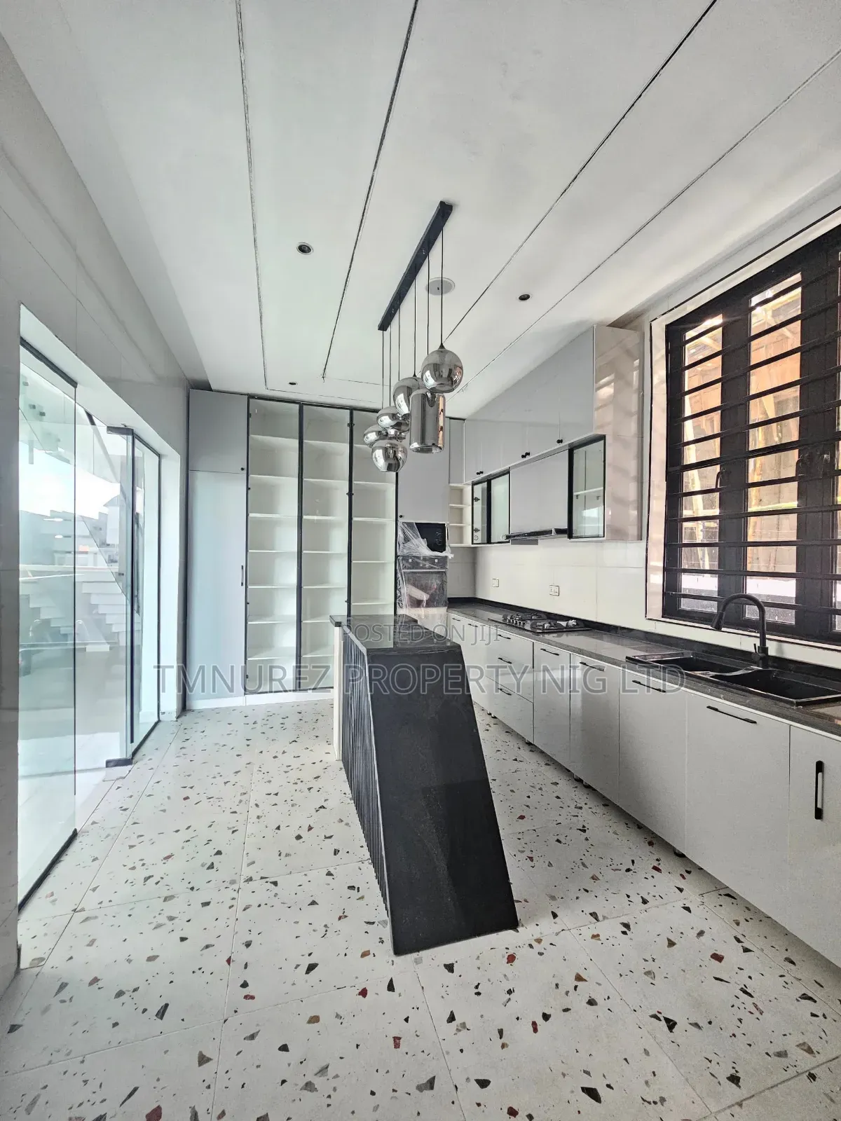 4bdrm Duplex in Orchild Road, Chevron for sale in Chevron