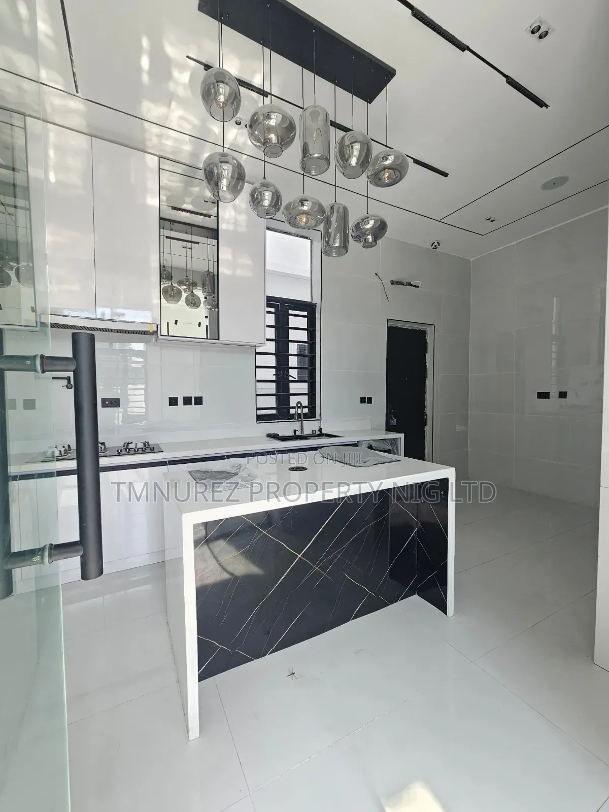 5bdrm Duplex in Orchild Road, Chevron for sale in Chevron