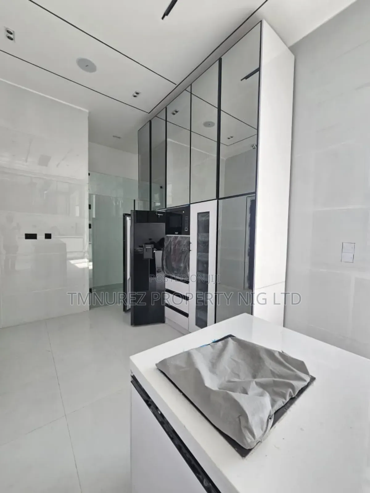 5bdrm Duplex in Orchild Road, Chevron for sale in Chevron