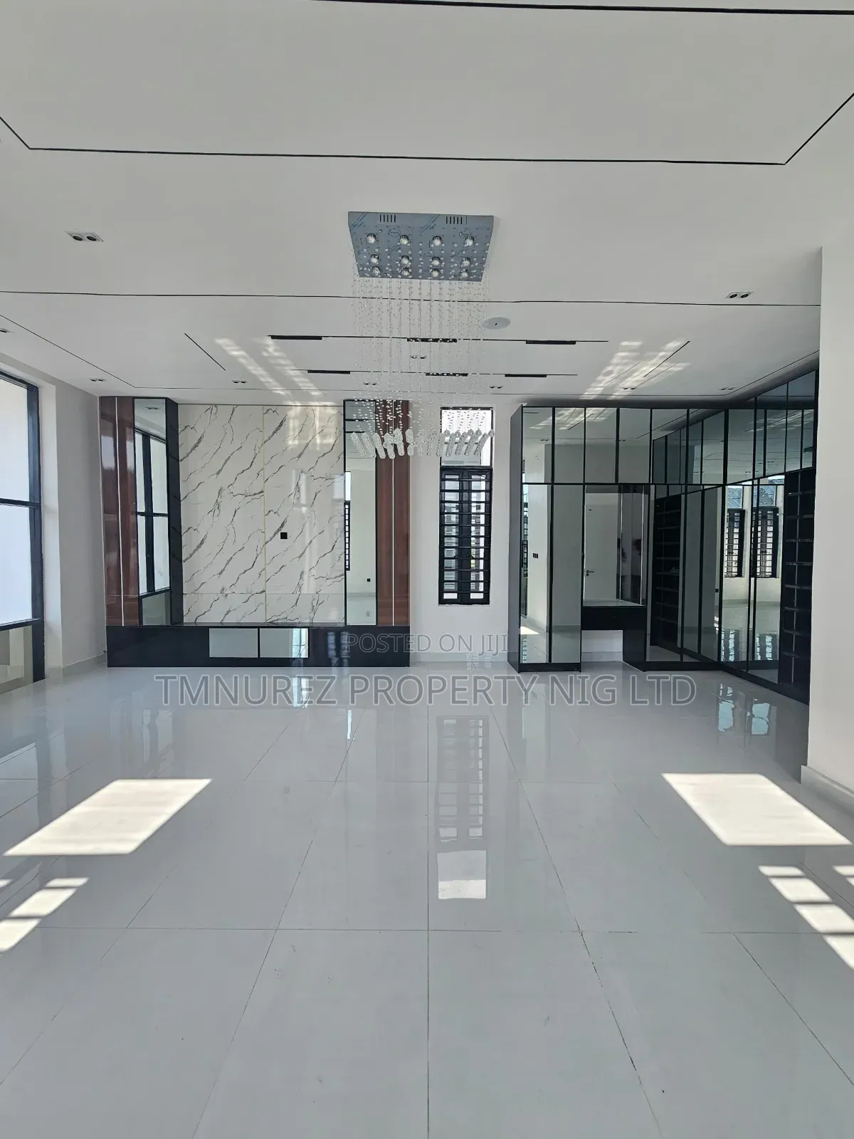 5bdrm Duplex in Orchild Road, Chevron for sale in Chevron