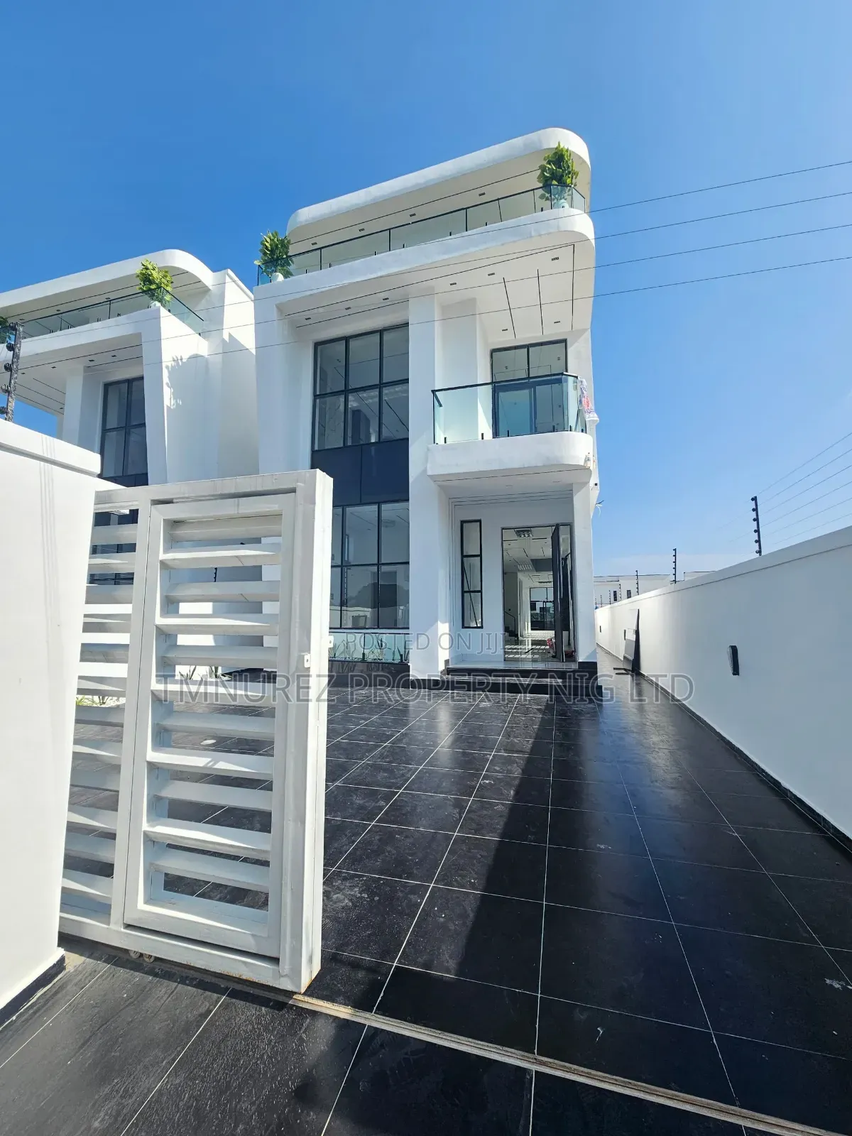 5bdrm Duplex in Orchild Road, Chevron for sale in Chevron