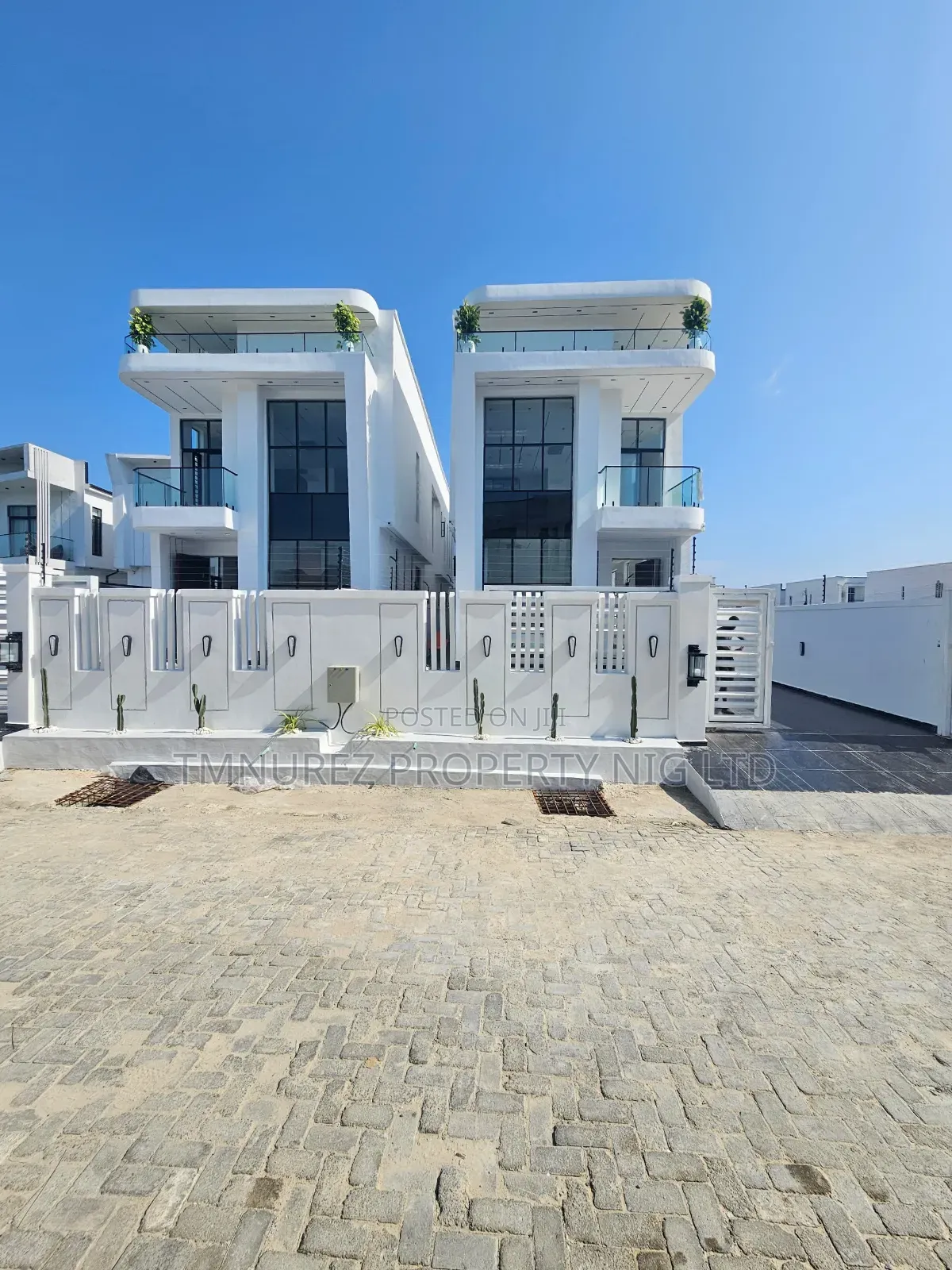 5bdrm Duplex in Orchild Road, Chevron for sale in Chevron