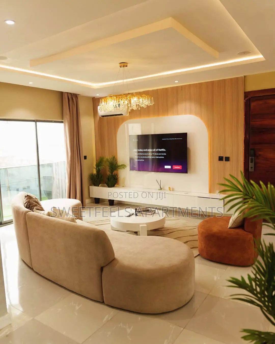 The Penthouse/Private Rooftop Lounge Apartment in Ikate