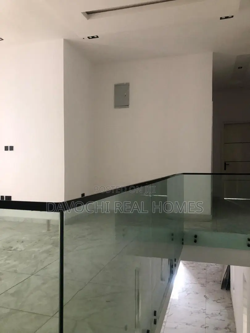 5bdrm Apartment in Osapa London for sale in Osapa london