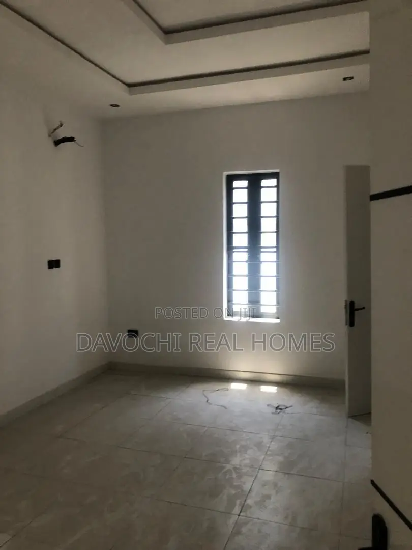 5bdrm Apartment in Osapa London for sale in Osapa london