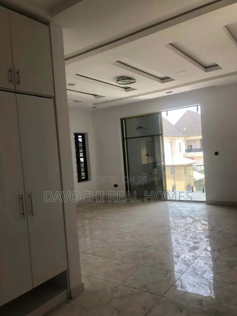 5bdrm Apartment in Osapa London for sale in Osapa london