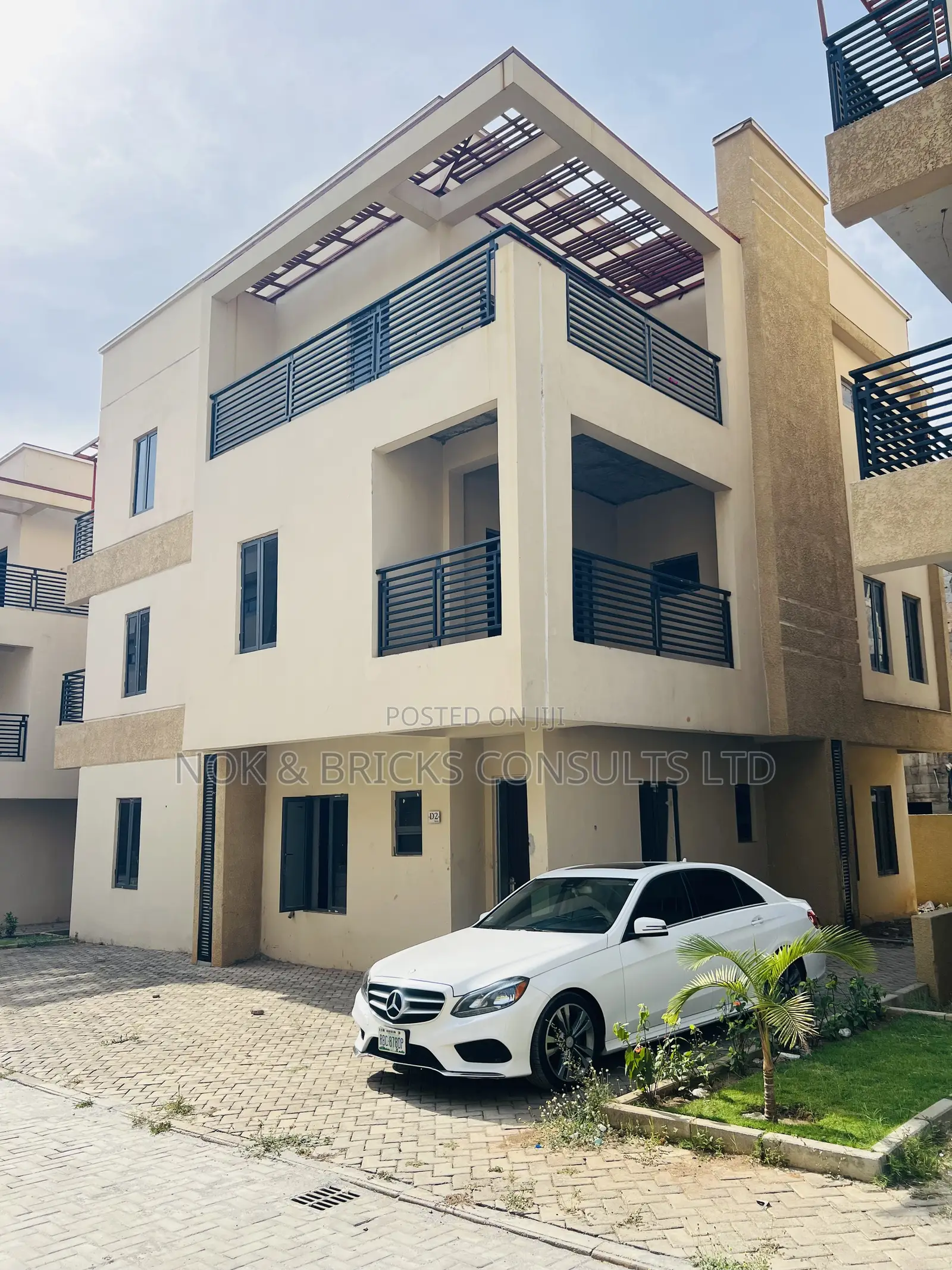 6bdrm Duplex in Bob Residence, Life Camp for sale in Life Camp