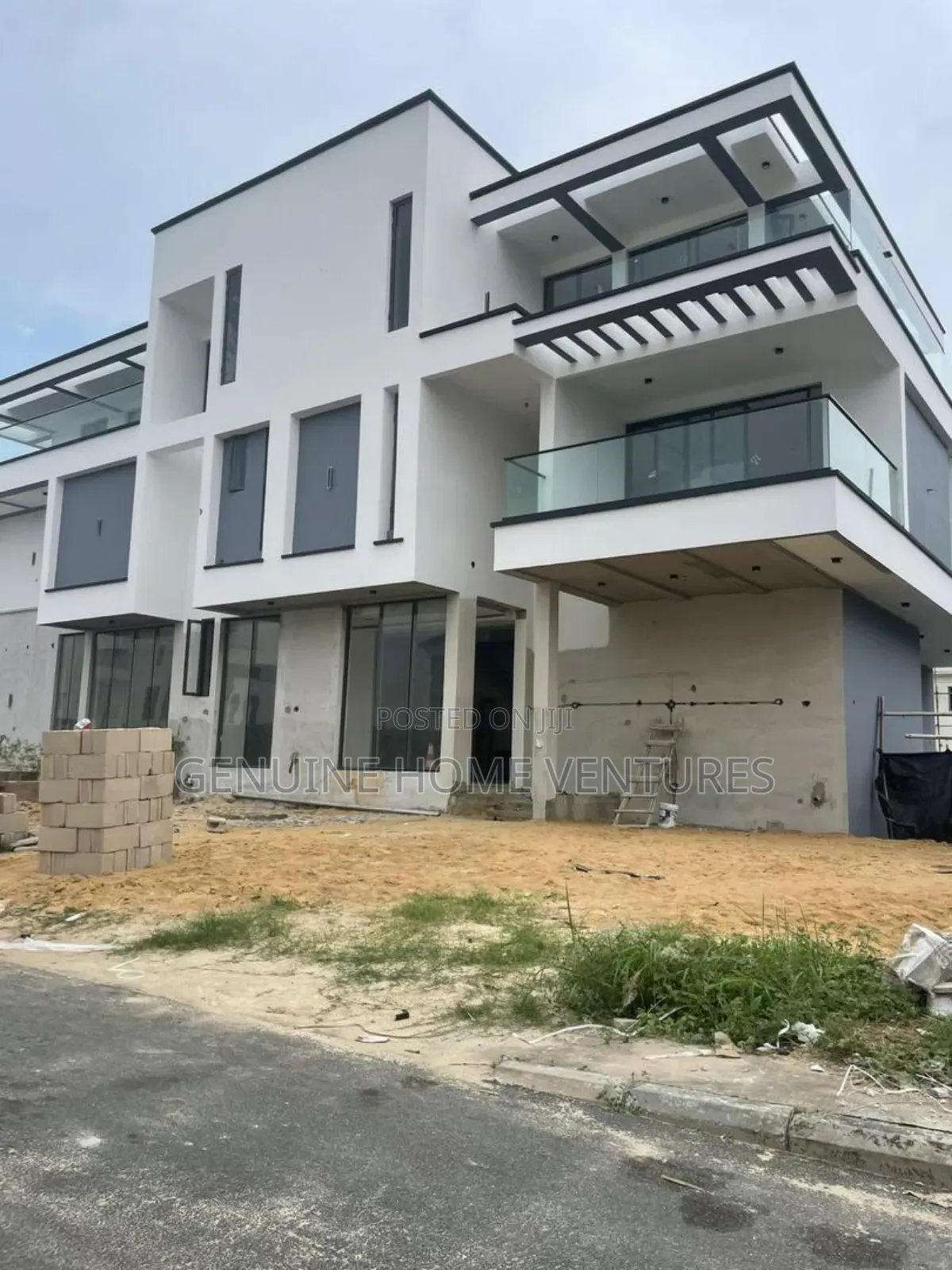 5bdrm Duplex in Ikate for sale in Ikate