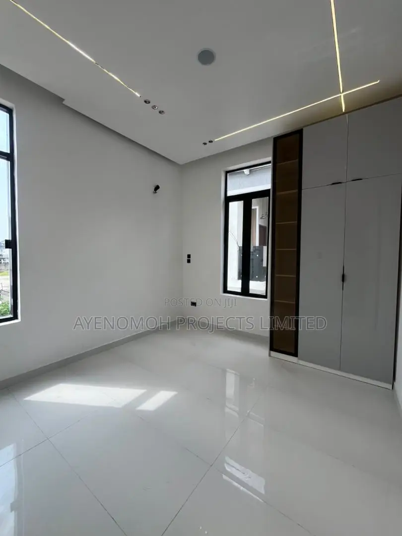5bdrm Duplex in Chevron for sale in Chevron