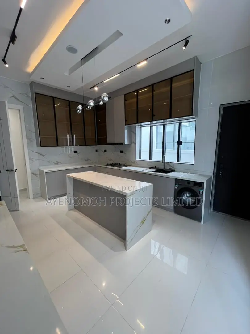 5bdrm Duplex in Chevron for sale in Chevron