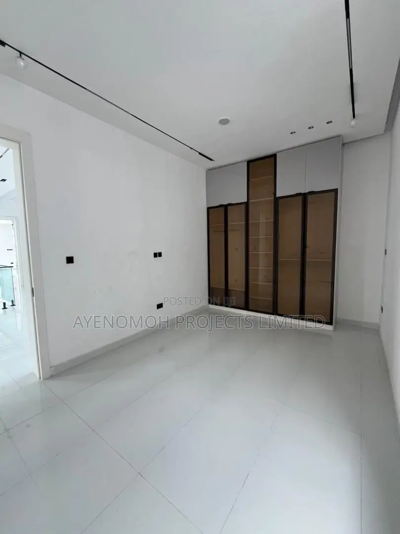 5bdrm Duplex in Chevron for sale in Chevron