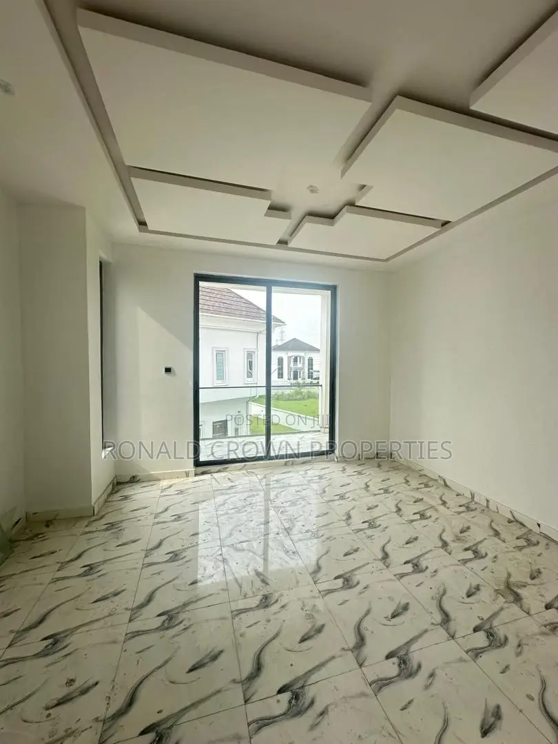5bdrm Duplex in Ikota for sale in Ikota