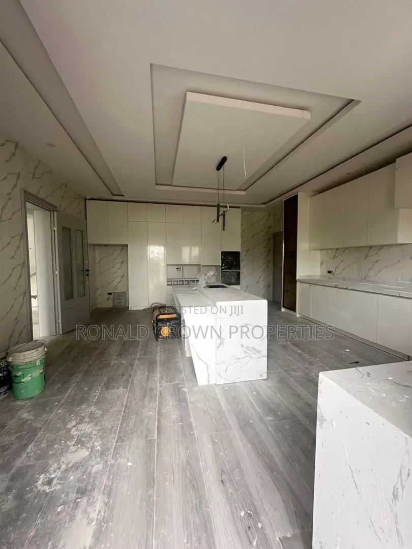 5bdrm Duplex in Ikota for sale in Ikota