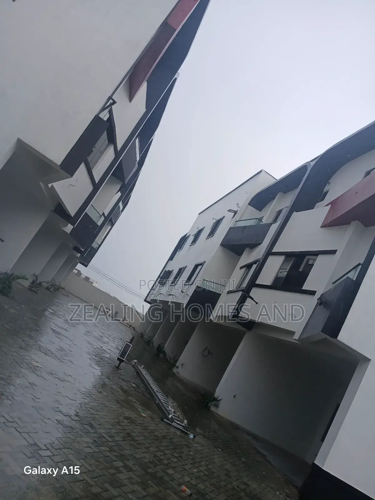 4bdrm Duplex in Orchid, Chevron Toll for sale in Chevron